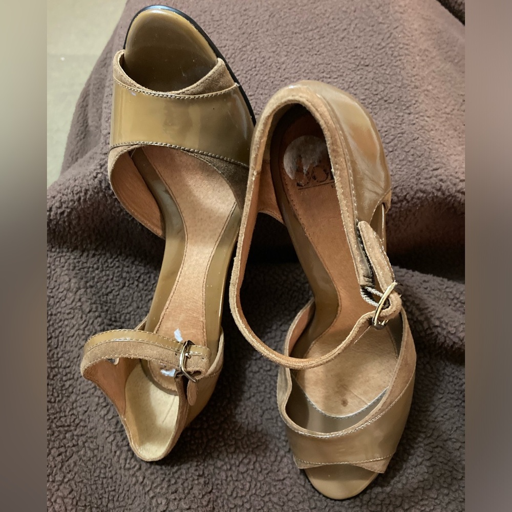 Sofft Heels, Buckle Ankle Strap, Sz 9-1/2. Tan Suede and Brown Patent Preowned - Picture 10 of 11